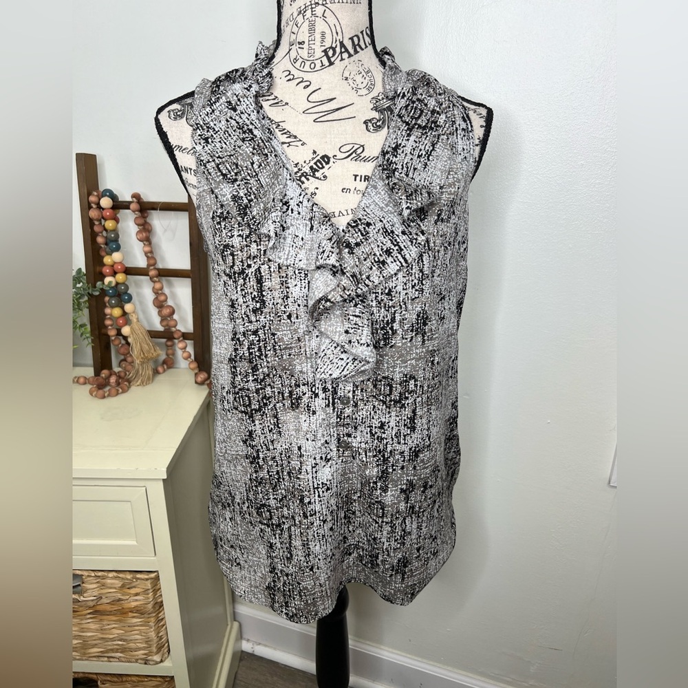 MOSSIMO Gray & Black Geometric Ruffle V-Neck Sleeveless Top
